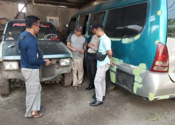 Polisi meminta keterangan warga dan memeriksa rekaman cctv terkait pengendara motor yang jadi korban pemerasan. Foto: Polres Malang
