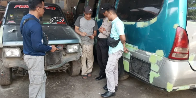 Polisi meminta keterangan warga dan memeriksa rekaman cctv terkait pengendara motor yang jadi korban pemerasan. Foto: Polres Malang