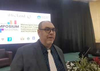 Ketua STIE Malangkucecwara, Drs Bunyamin, dalam Simposium Nasional. (Foto/M Sholeh)