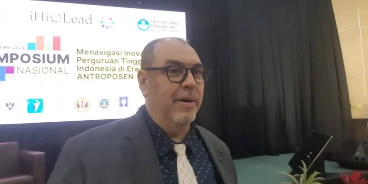 Ketua STIE Malangkucecwara, Drs Bunyamin, dalam Simposium Nasional. (Foto/M Sholeh)