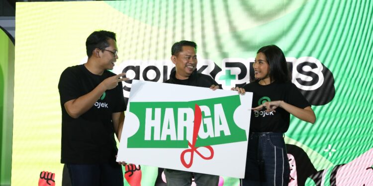 Ignatius Satrio, Head of Marketing Food & Ads Gojek (kiri), Gede Manggala, Vice President of Regions Gojek (tengah), dan Theresia Nadya - Head of Marketing Transport and Logistic Gojek (kana). Foto/dok Gojek