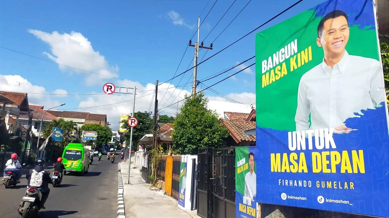 Baliho pencalonan Wali Kota dari sosok milenial Firhando Gumelar yang mulai bertebaran di jalan protokol Kota Batu. Foto: Azmy