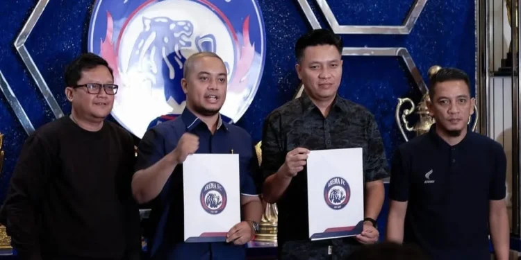 Arema FC resmi perkenalkan apparel lokal, ETAMS Indonesia untuk menyuplai kebutuhan tim mengarungi Liga 1 musim depan /Foto: Instagram @aremafcofficial