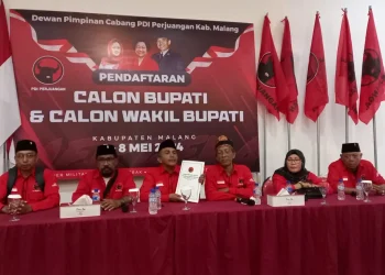 Kader PDI Perjuangan memberikan pernyataan pada media usai mengambil formulir untuk Sanusi. Foto: Aisyah Nawangsari Putri