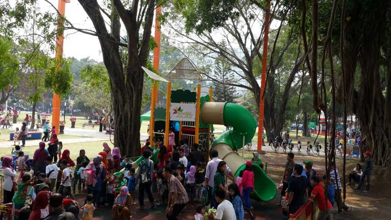 Anak anak bermain di taman playground Alun Alun Kota Malang. (Foto/dok. for TM)
