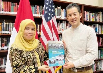 Wakil Rektor Bidang Administrasi Umum, Perencanaan dan Keuangan UIN Malang, Prof Ilfi Nur Diana dan Publik Affairs Officer US Consulate General Surabaya, Joshua Shen. (Foto/dok. UIN Malang)