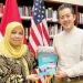 Wakil Rektor Bidang Administrasi Umum, Perencanaan dan Keuangan UIN Malang, Prof Ilfi Nur Diana dan Publik Affairs Officer US Consulate General Surabaya, Joshua Shen. (Foto/dok. UIN Malang)