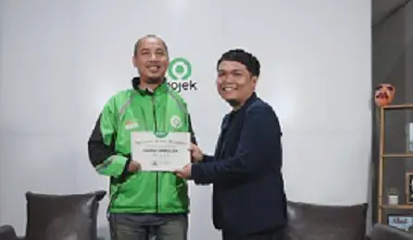 Fahrul Amrulloh bersama driver Gojek. Foto/dok Gojek