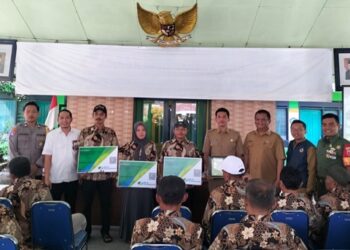 Pembagian Jaminan Sosial Ketenagakerjaan bagi RT-RW di Desa Kalipare, Kabupaten Malang. Foto/dok for TM