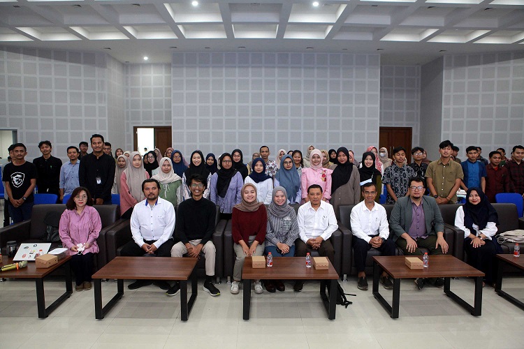 Foto bersama di acara Kelas Tirto Malang di Universitas Negeri Malang (UM). Foto/Tugujatim.id/BEN