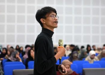 Desainer Tirto.id, Hafizh Ramadhan, saat menyampaikan materi di hadapan mahasiswa UM. Foto/Tugujatim.id/BEN