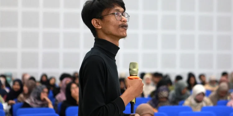 Desainer Tirto.id, Hafizh Ramadhan, saat menyampaikan materi di hadapan mahasiswa UM. Foto/Tugujatim.id/BEN