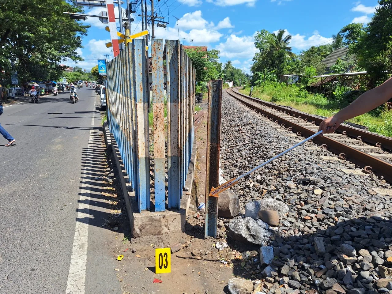 Tertabrak kereta api