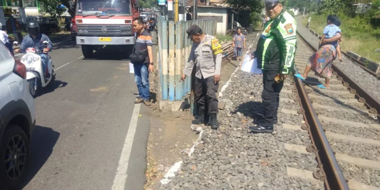 Tertabrak kereta api
