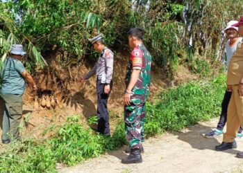 Aparat Polsek Pujon mengamankan lokasi ditemukan 9 unit mortir di Pujon, Malang. Foto: Polres Batu