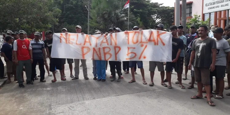 Aksi nelayan tolak PNBP.