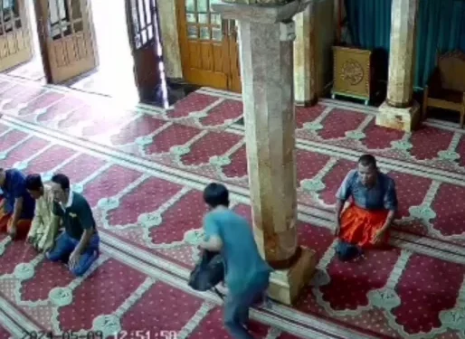 maling - Maling Terekam CCTV Gondol Tas Milik Ojol di Masjid Kota Malang