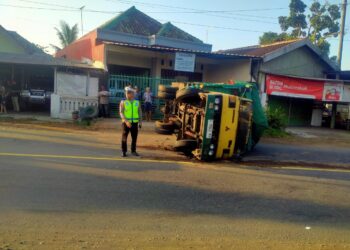 tabrak truk