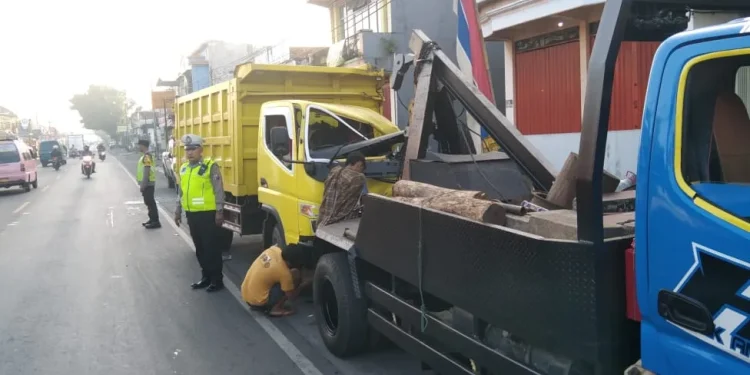 Tabrak truk