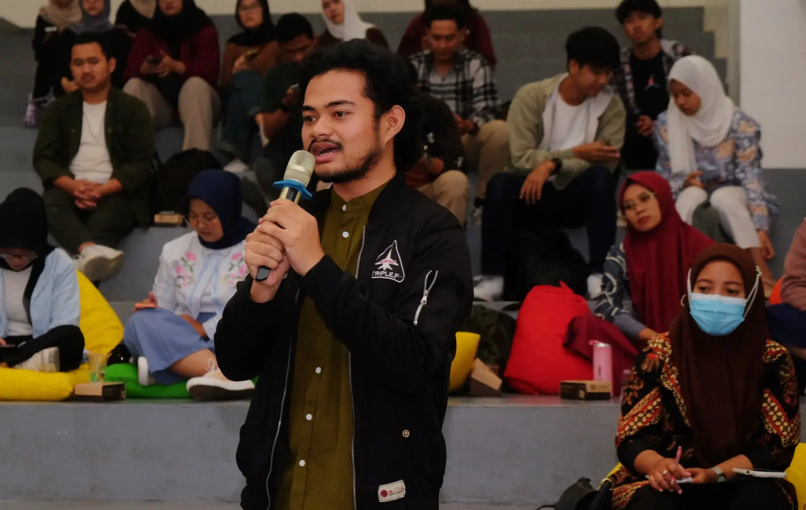 Salah satu peserta menyampaikan pertanyaan di acara Tugu Inspirasi Talks. Foto/Rubianto