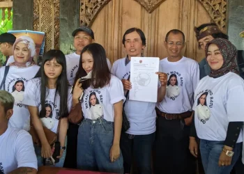 Relawan KD mewakili Kris Dayanti mengambil formulir pendaftaran bakal calon Wali Kota Batu dari DPC PDIP Kota Batu, Senin (6/5/2024). Foto: Azmy