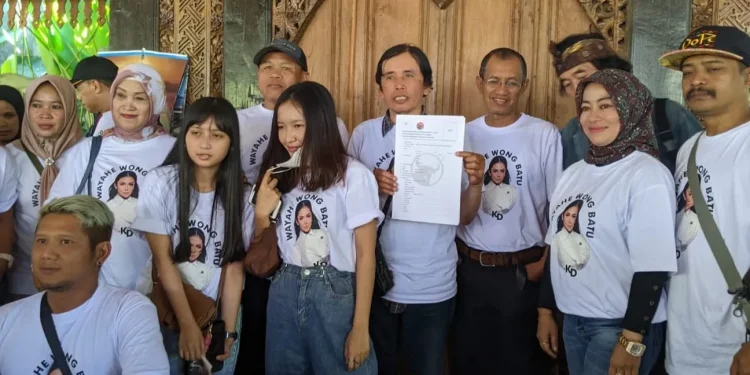 Relawan KD mewakili Kris Dayanti mengambil formulir pendaftaran bakal calon Wali Kota Batu dari DPC PDIP Kota Batu, Senin (6/5/2024). Foto: Azmy