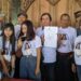 Relawan KD mewakili Kris Dayanti mengambil formulir pendaftaran bakal calon Wali Kota Batu dari DPC PDIP Kota Batu, Senin (6/5/2024). Foto: Azmy