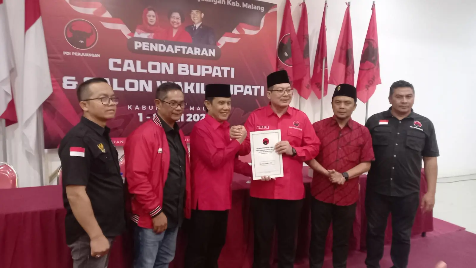 Gunawan menyerahkan berkas pendaftaran ke Kantor DPC PDI Perjuangan. Foto: Aisyah Nawangsari Putri