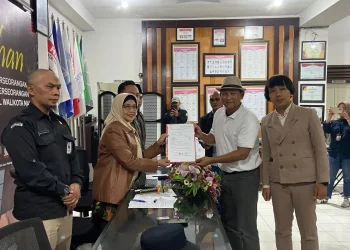 Pasangan Sam HC dan Rizky Boncell saat menyerahkan dokumen syarat dukungan ke KPU Kota Malang, (Foto/dok. for TM)