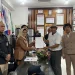 Pasangan Sam HC dan Rizky Boncell saat menyerahkan dokumen syarat dukungan ke KPU Kota Malang, (Foto/dok. for TM)