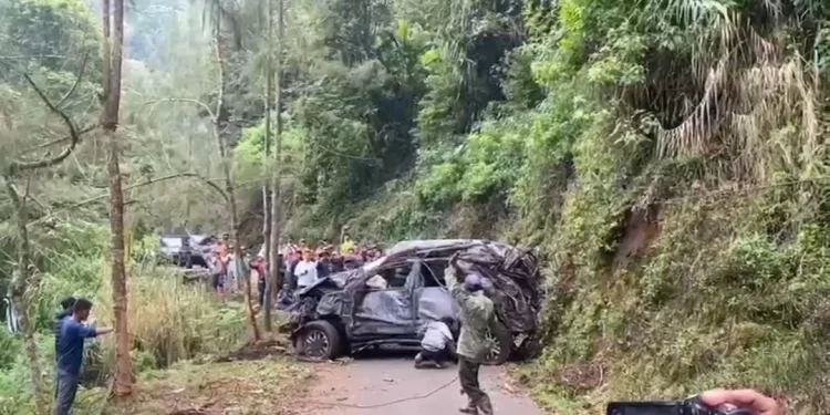 Mobil Toyota Fortuner yang alami kecelakaan di Ngadas berhasil dievakuasi. Foto: Satlantas Polres Malang