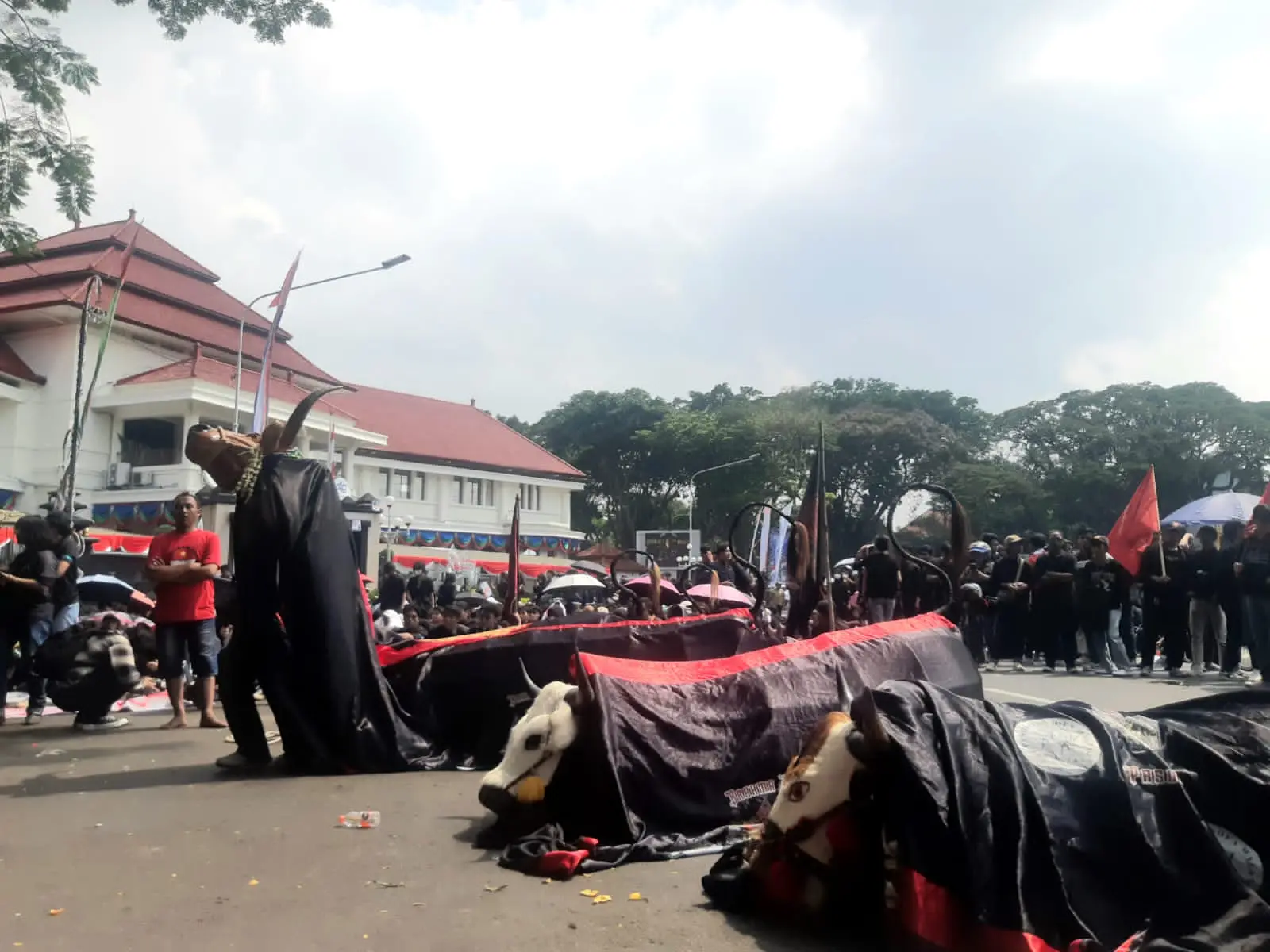 Aksi masa di Hari Buruh di depan Balai Kota Malang. (Foto/M Sholeh)
