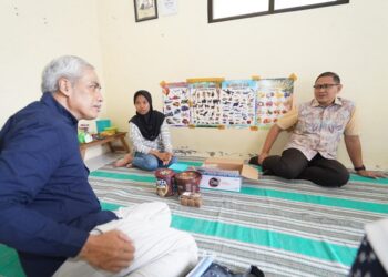 Pj Wali Kota Batu, Aries Agung Paewai, saat kunjungi rumah para guru di momen Hardiknas 2024. Foto: Prokopim KWB