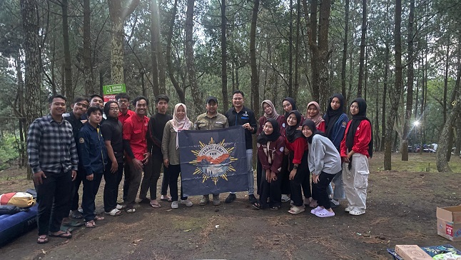 Foto bersama mahasiswa Fakultas Vokasi UMM saat belajar di alam terbuka di Kebun Rojo Camp, Dau, Kabupaten Malang. Foto/dok Vokasi UMM