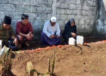 Kerabat saat berziarah ke makam korban kecelakaan di Ngadas. Foto: Aisyah Nawangsari Putri