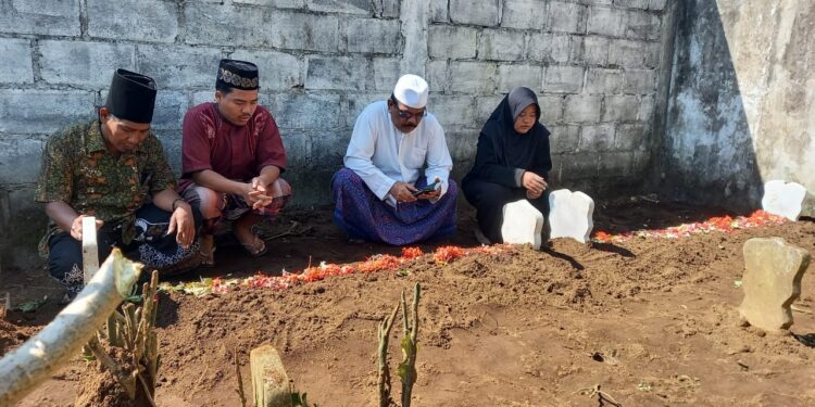 Kerabat saat berziarah ke makam korban kecelakaan di Ngadas. Foto: Aisyah Nawangsari Putri
