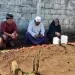 Kerabat saat berziarah ke makam korban kecelakaan di Ngadas. Foto: Aisyah Nawangsari Putri
