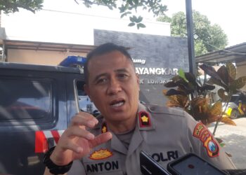 Kapolsek Lowokwaru, Kompol Anton Widodo, saat memberikan keterangan soal wanita asal Jakarta yang ditemukan tewas di bawah Jembatan Tunggulmas.  (Foto/M Sholeh)