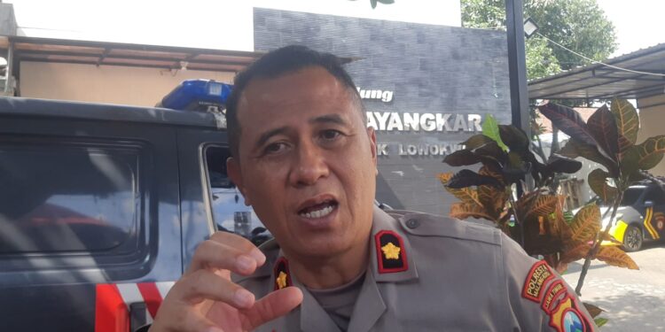 Kapolsek Lowokwaru, Kompol Anton Widodo, saat memberikan keterangan soal wanita asal Jakarta yang ditemukan tewas di bawah Jembatan Tunggulmas. (Foto/M Sholeh)