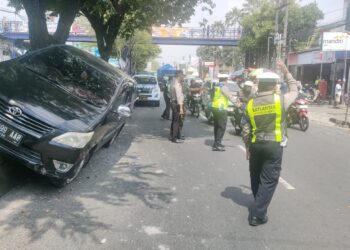 Mobil Kijang Innova naik ke median jalan di Singosari. Foto: Satlantas Polres Malang