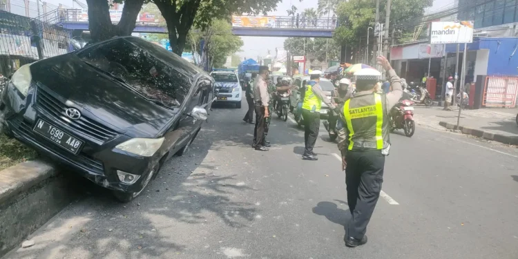 Mobil Kijang Innova naik ke median jalan di Singosari. Foto: Satlantas Polres Malang