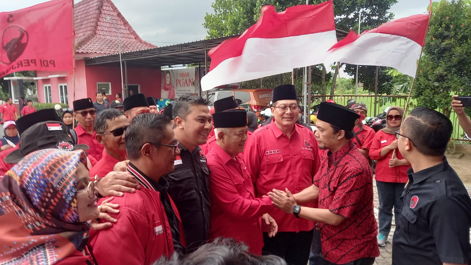 Sanusi saat tiba di Kantor DPC PDI Perjuangan Kabupaten Malang untuk menyerahkan berkas pendaftaran. Foto: Aisyah Nawangsari Putri