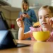 Ilustrasi tips mengelola penggunaan gadget untuk anak. (Foto: Pinterest)