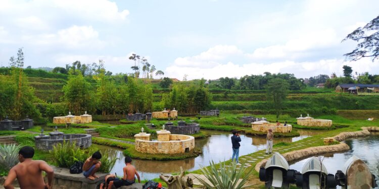 Keindahan telaga di Desa Madiredo menjadi potensi wisata unggulan yang tak kalah dengan daerah lain. Foto : Azmy