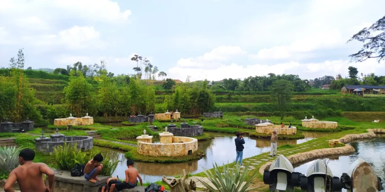 Keindahan telaga di Desa Madiredo menjadi potensi wisata unggulan yang tak kalah dengan daerah lain. Foto : Azmy