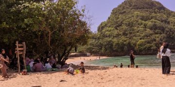 Suasana Pantai Watu Leter yang ramai pelancong. (Foto/Fitrothul M.)