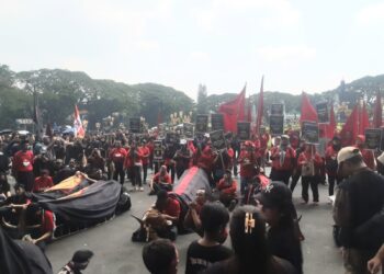 Bantengan mewarnai aksi Hari Buruh di Kota Malang. (Foto/M Sholeh)