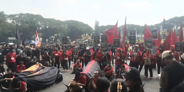 Bantengan mewarnai aksi Hari Buruh di Kota Malang. (Foto/M Sholeh)