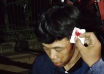 Pemuda yang jadi korban penganiayaan di samping Lapangan Rampal, Jalan Urip Sumoharjo, Kota Malang. (Foto/tangkapan layar)