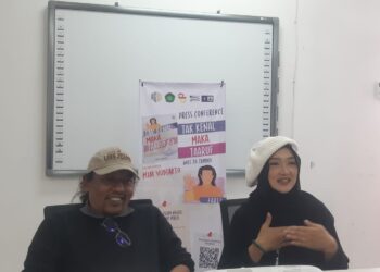 Penulis novel "Tak Kenal Maka Ta'aruf", Mim Yudiarto dan penulis skenario film, Widha Rositama yang merupakan dosen UIN Malang. (Foto/M Sholeh)